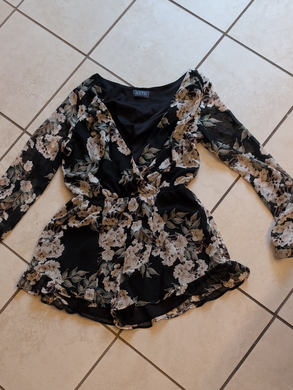 ASTR Romper Floral Print Long Sleeve Black White Size M - Picture 2 of 10
